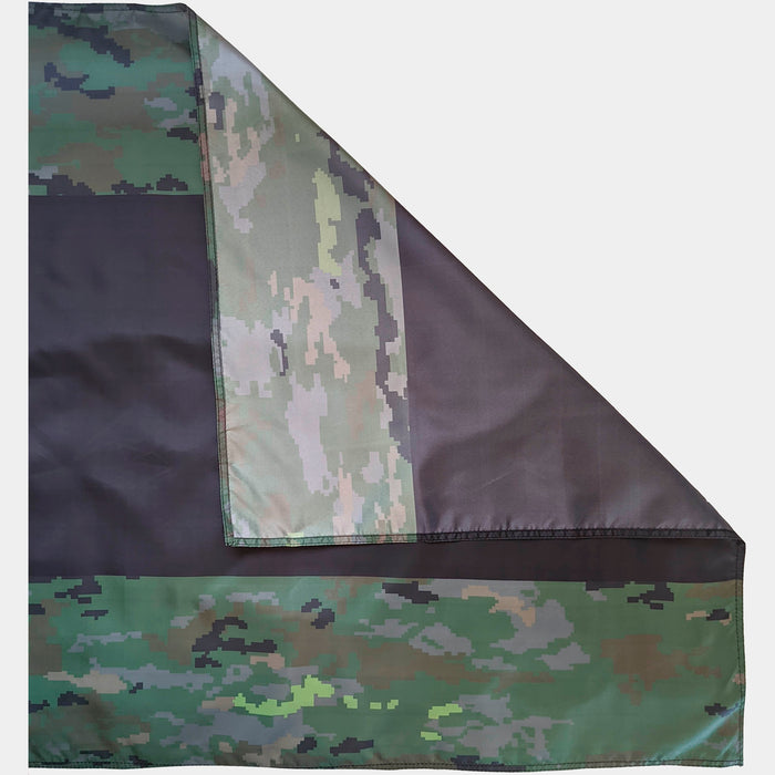 Bandeira da Espanha em camuflagem de floresta pixelada